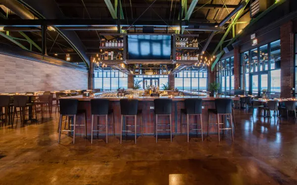 El interior de un bar vacío