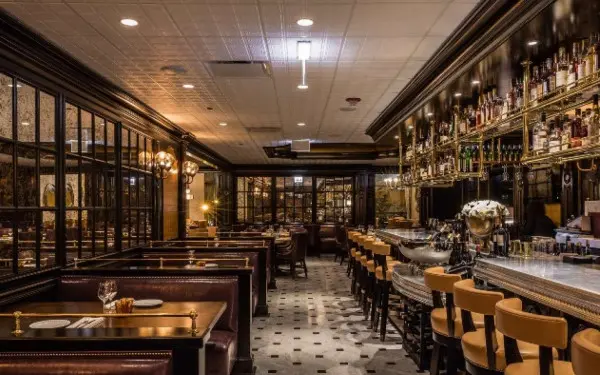 Un restaurante y un bar vacíos