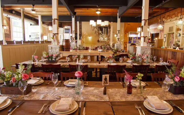 Una mesa decorada en Epiphany Farms and Restaurant