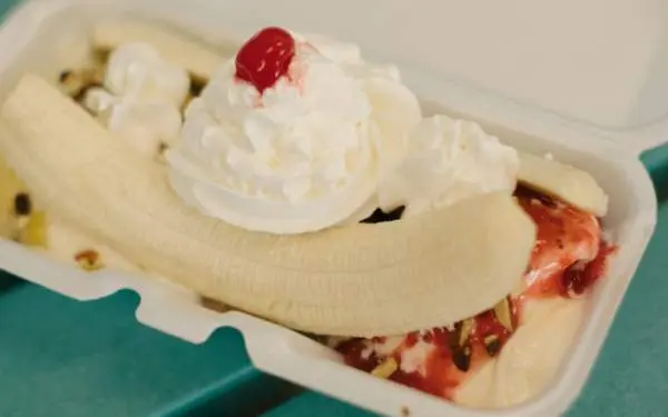 Un helado de banana split de Jarling's Custard Cup en Champaign-Urbana.