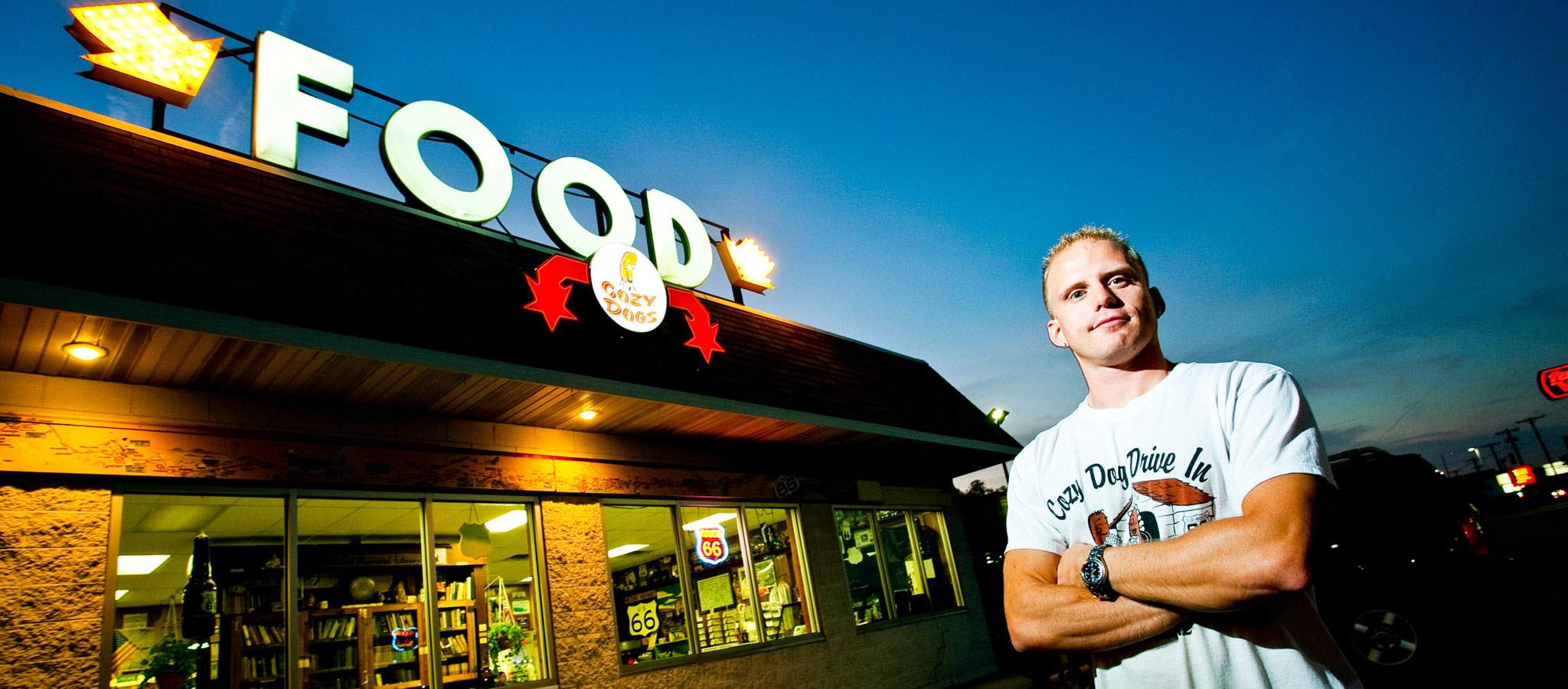 Josh Waldmire, propietario, en el exterior de Cozy Dog Drive In