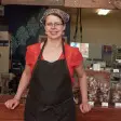 Una mujer delante de su tienda