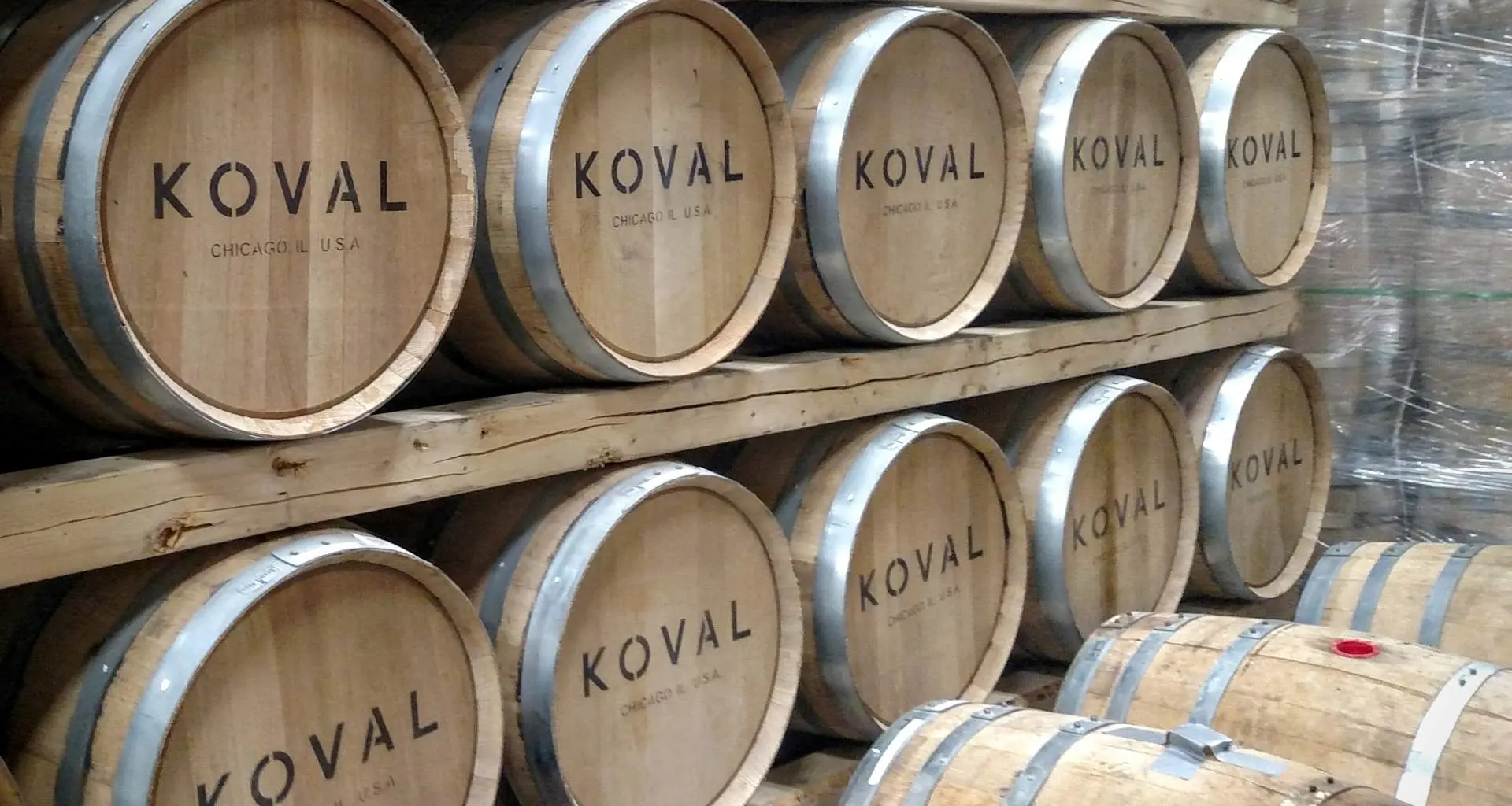 Hileras de barriles de madera.