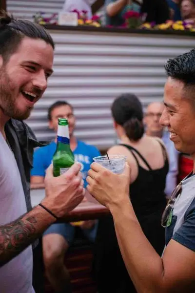 Dos hombres bebiendo en un bar