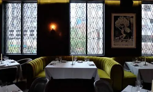 Interior del restaurante Maple Ash de Chicago.