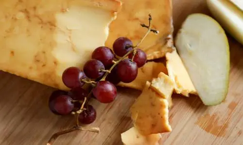Una ronda de queso de granja elaborado en Marcoot Jersey Creamery, Greenville, Illinois.