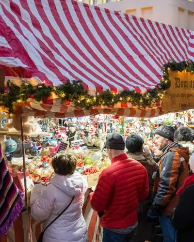 Una tienda de mercado con gente mirando