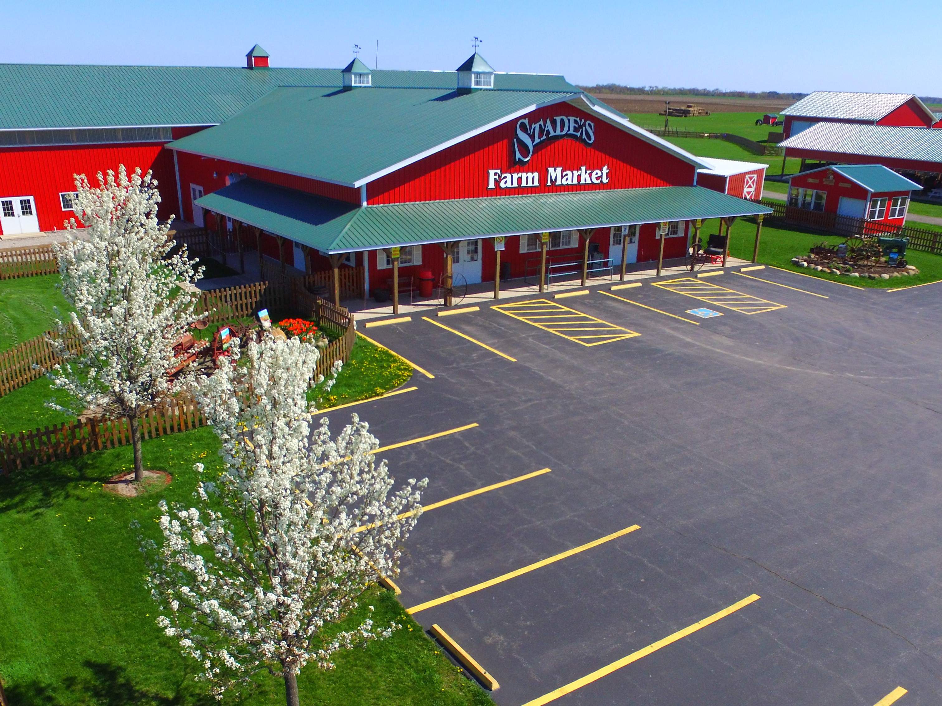 El exterior del granero rojo Stade's Farm and Market en McHenry