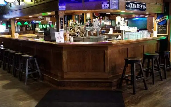 Barra con taburetes en el Murphy's Pub de Champaign-Urbana.