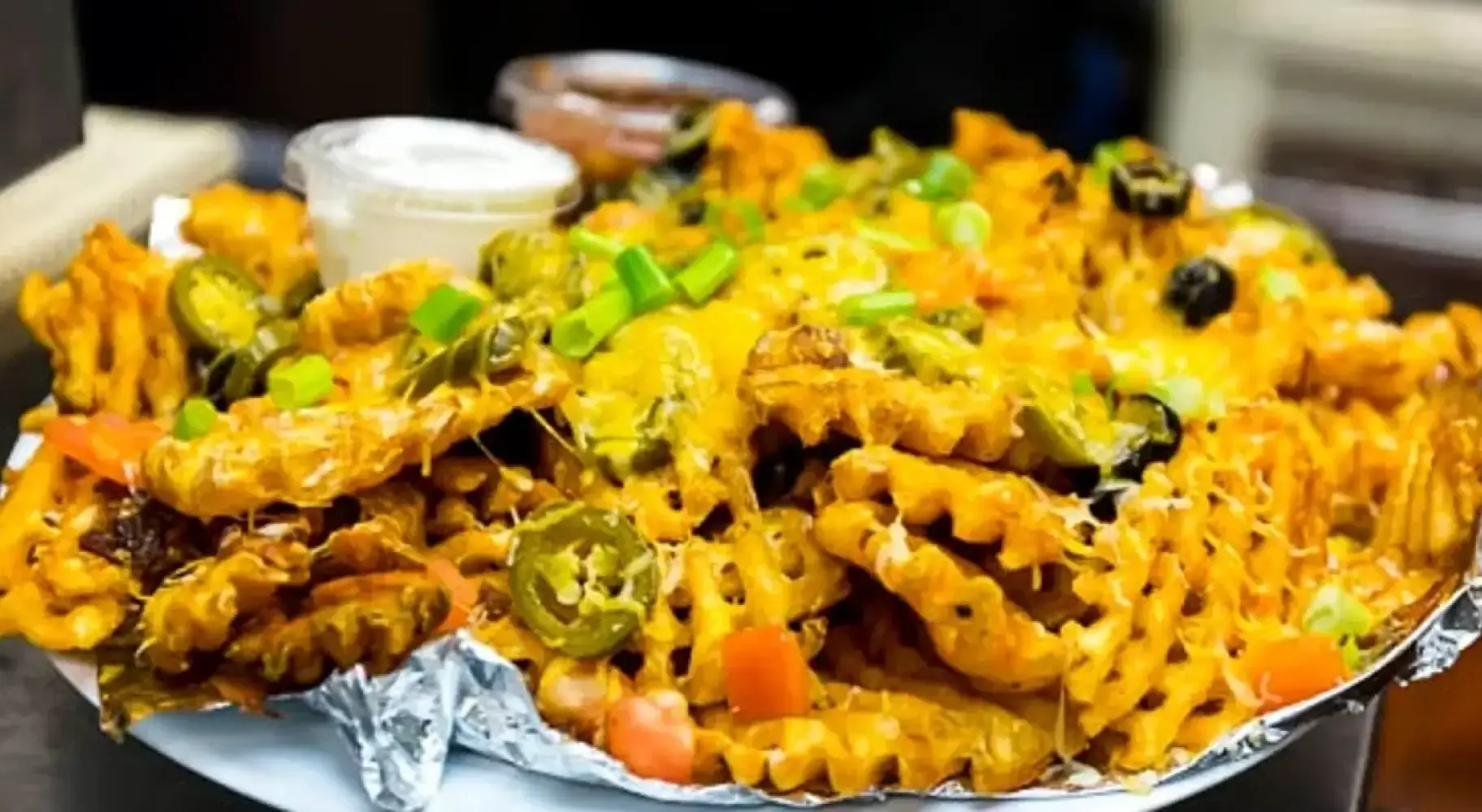 Un plato de nachos con patatas fritas de Murphy's Pub en Champaign-Urbana.