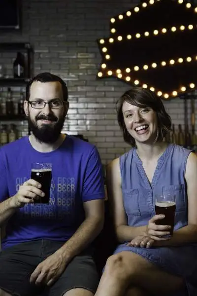 Dos personas bebiendo cerveza