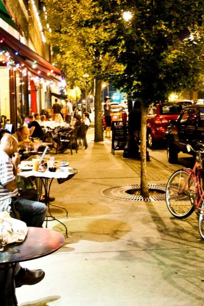 Gente disfrutando de una cena al aire libre en Champaign