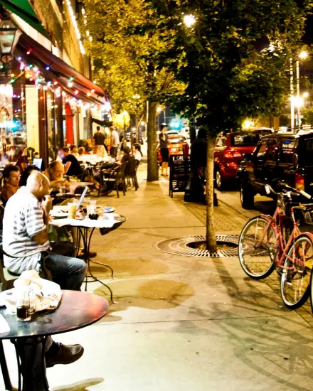 Gente disfrutando de una cena al aire libre en Champaign