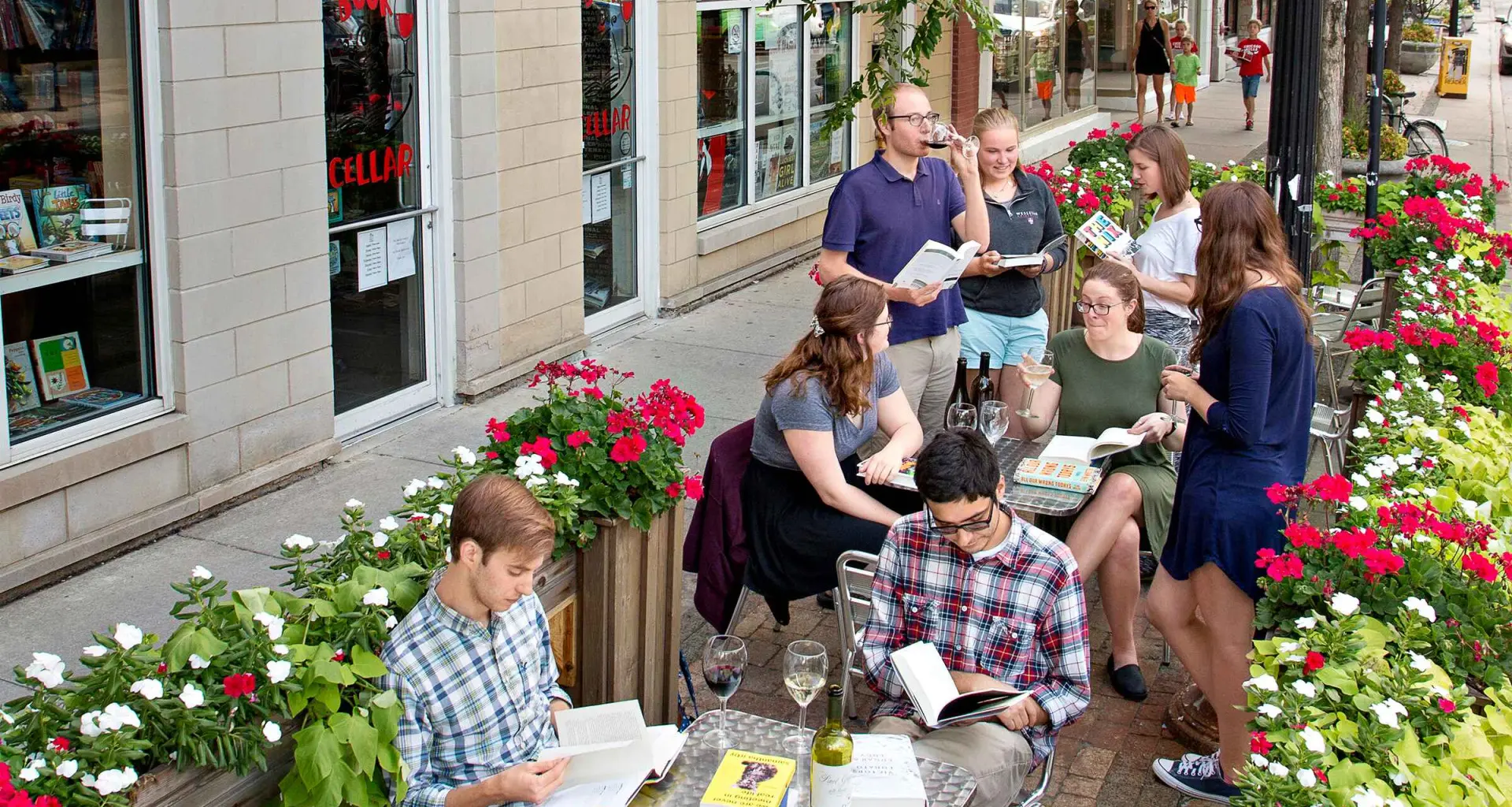 Gente cenando al aire libre en Lincoln Square