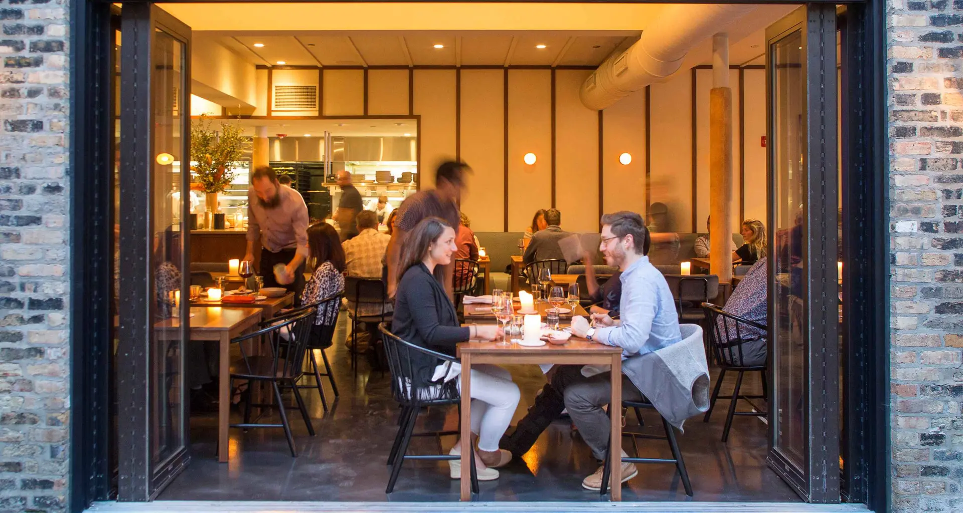 Pareja cenando en un restaurante del West Loop de Chicago