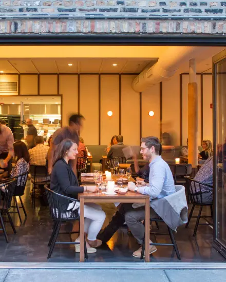 Pareja cenando en un restaurante de West Loop, Chicago