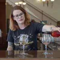 Betty Williams sirviendo vino - Alto Vineyards - Alto Pass