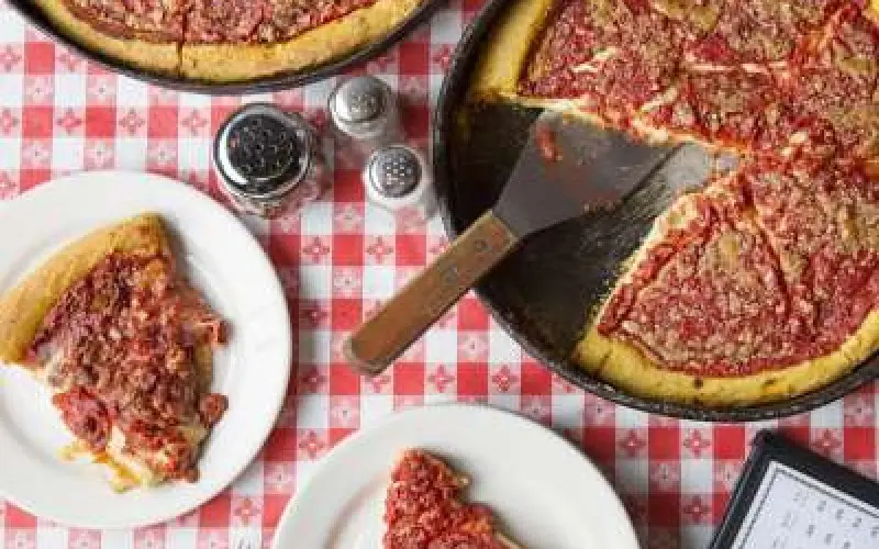 Pizzas sobre una mesa