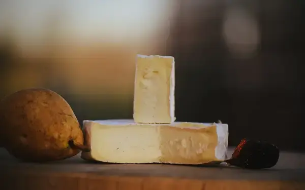 Una rueda de queso casero y pera de Prairie Farms en Champaign-Urbana.