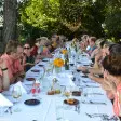 Gente comiendo fuera
