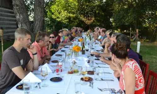 Gente comiendo fuera