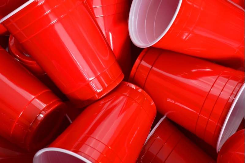 Una pila de vasos Red Solo vacíos, como se inventó en Chicago