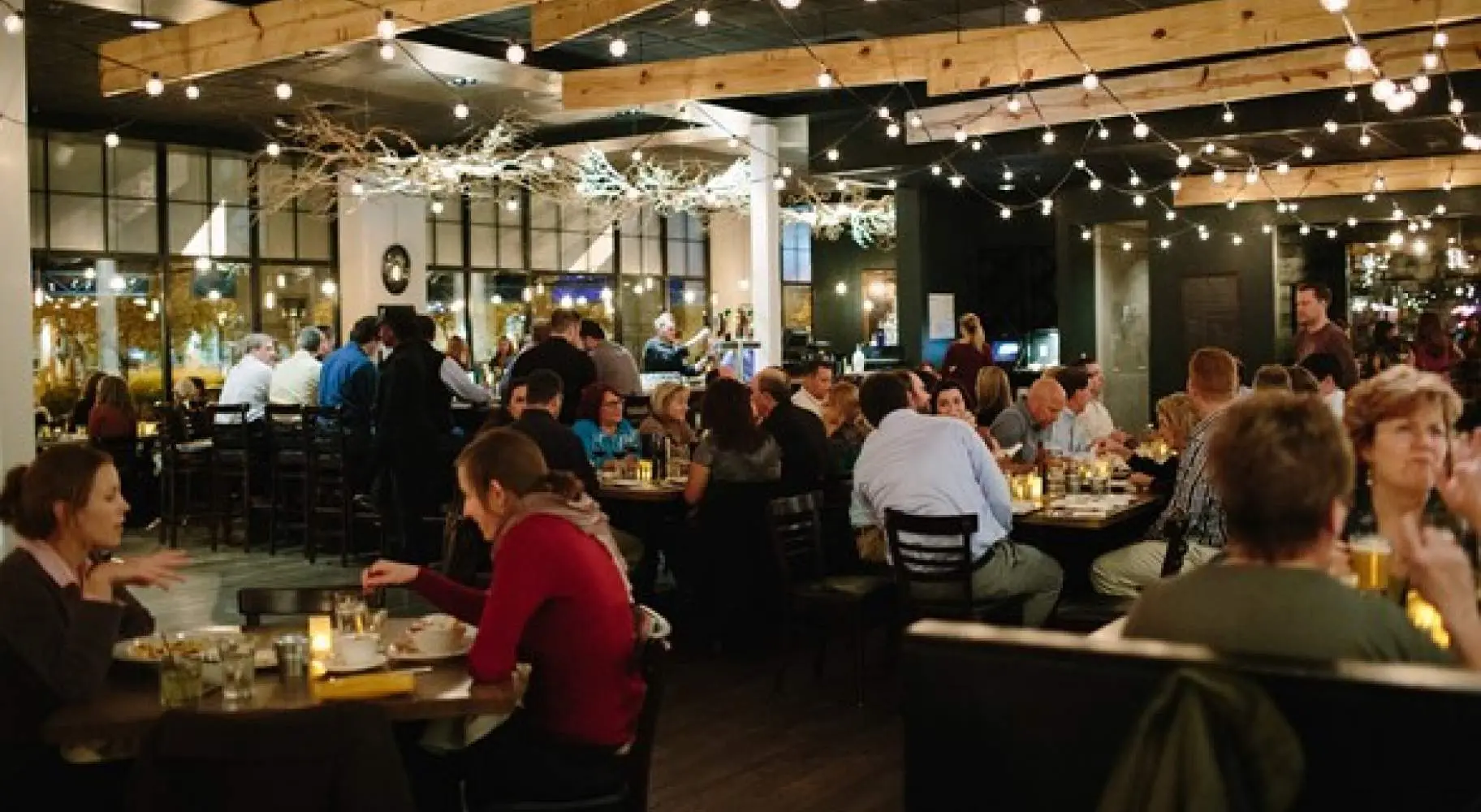 Gente comiendo en el interior del restaurante Big Grove, en el centro de Champaign.