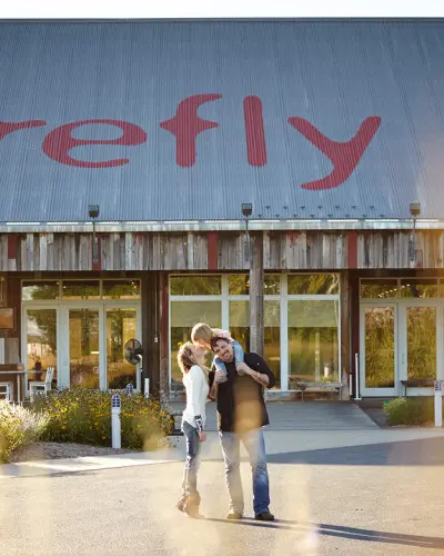 Los propietarios de Firefly Grill frente a su establecimiento