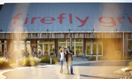 Los propietarios de Firefly Grill frente a su establecimiento