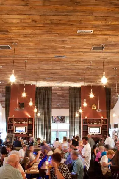 Interior de un restaurante con gente cenando