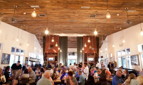 Interior de un restaurante con gente cenando