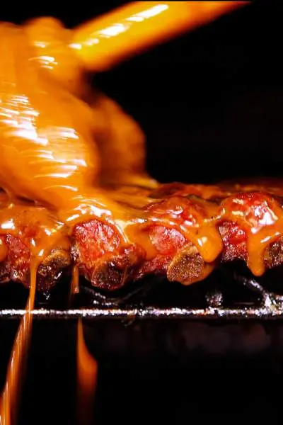 Un costillar con salsa por encima