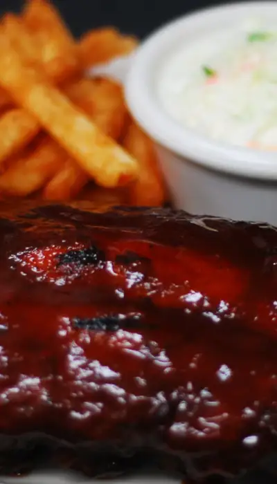 Costillas y patatas fritas