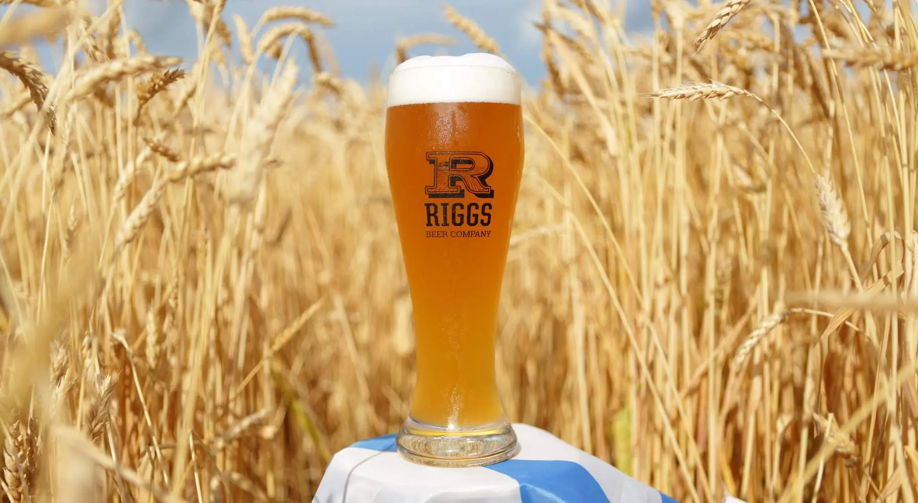 Cerveza Riggs en medio de un campo.