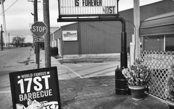 Cartel fuera de 17th Street BBQ