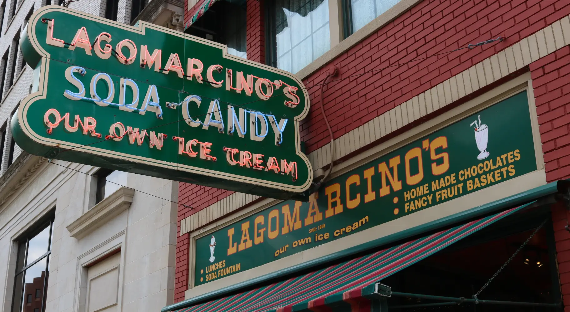 Un cartel en el edificio