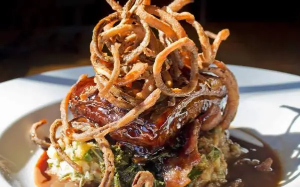 Un plato de comida del restaurante Silvercreek en Champaign-Urbana.