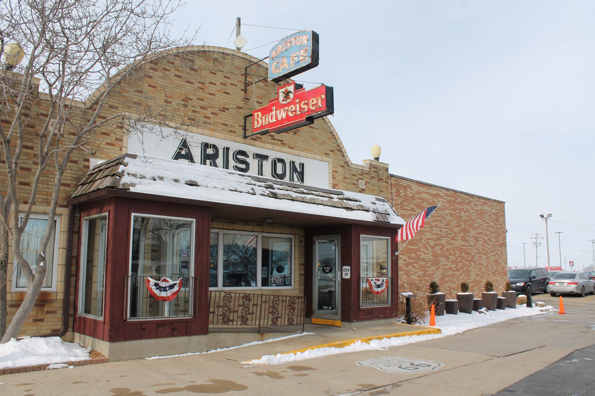 Fachada del Café Ariston de Litchfield, inscrito en el Registro Nacional de Lugares Históricos.