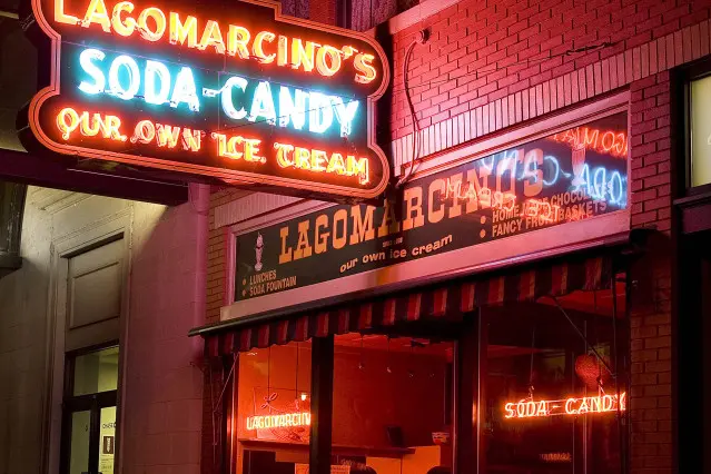 Exterior de una tienda de noche con luces de neón 