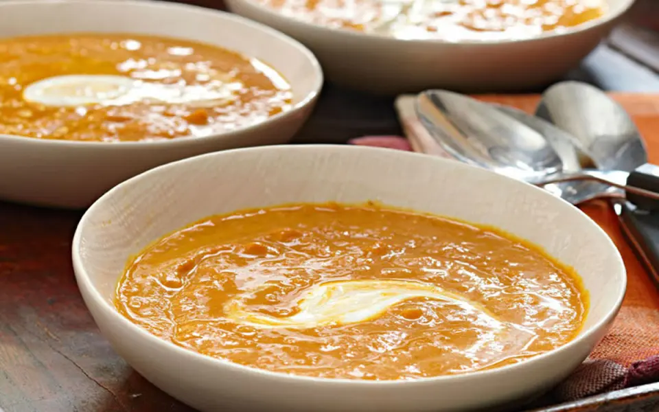 Cuencos con bizcocho de calabaza