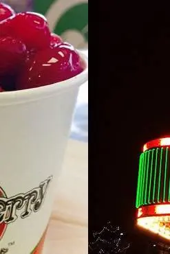 Una taza con cerezas y las luces exteriores del comedor