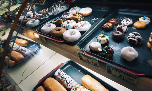 Caramelos en bandejas dentro de un recipiente de cristal