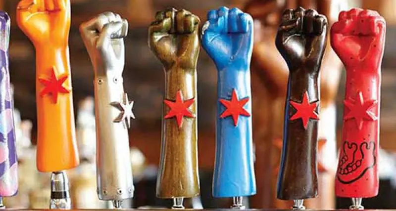 Siete tiradores de cerveza Revolution Brewing en forma de puño 