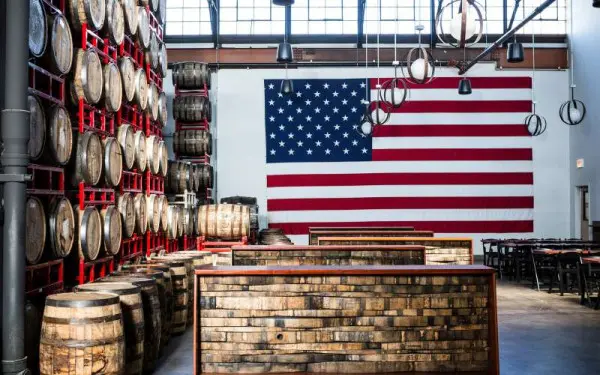 Una pared de barriles en la sala de degustación de Revolution Brewery 