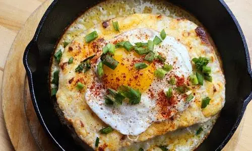 Un plato de huevos en una sartén