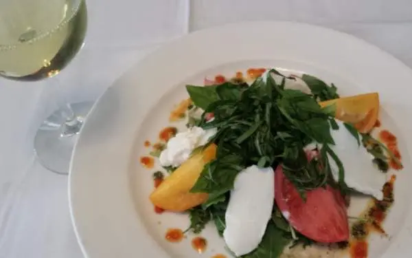 Un plato de aperitivo con vino blanco del restaurante Timpone's de Champaign-Urbana.