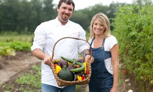 Dos personas en un jardín