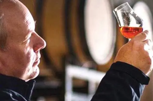 Hombre bebiendo whisky