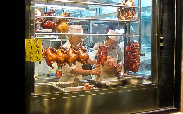 Un escaparate con carne colgada en la calle Argyle