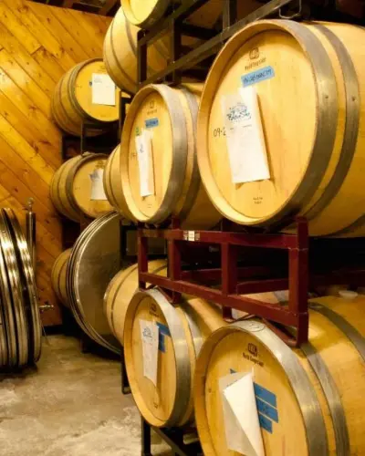 Barriles de vino apilados en una bodega